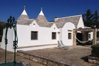 Image de Trullo confortable dans la vallée d'Itria