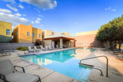 Image de Maison confortable à Tucson - près de la ville avec cheminée, piscine commune et bain à remous