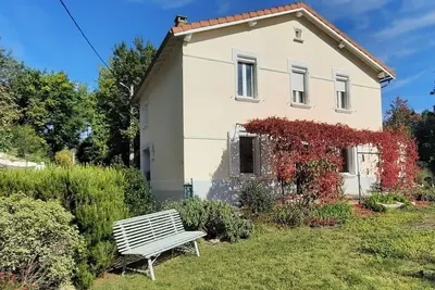 Image de Charmante maison avec jardin, proche de la ville (500m)