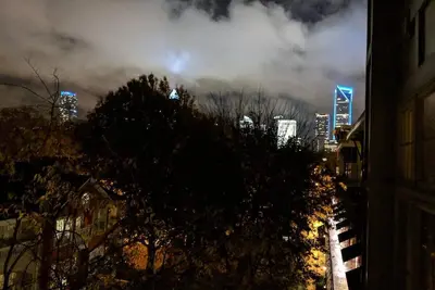 Image de Uptown Condo avec vue et ambiance conviviale