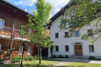 Image de Chalet de vacances avec grand porche couvert avec mobilier de salon