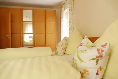 Image de Appartement avec terrasse en bois meublée et chambre séparée pour les enfants