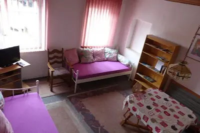 Image de À une minute à pied de la zone piétonne, la chambre donne sur le jardin