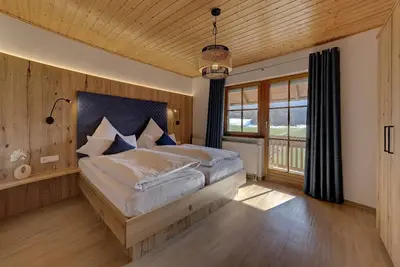 Image de Appartement ensoleillé, décoré avec goût dans un style campagnard bavarois
