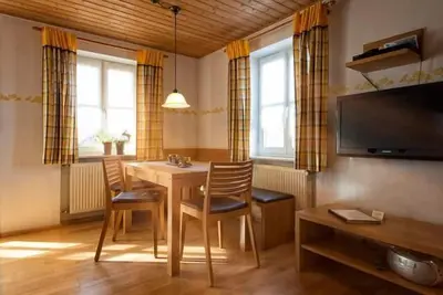 Image de Appartement spacieux (70m2) sur deux niveaux avec balcon, avec deux chambres doubles séparées.