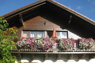 Image de Appartement avec grand jardin avec deux terrasses, pelouse et barbecue