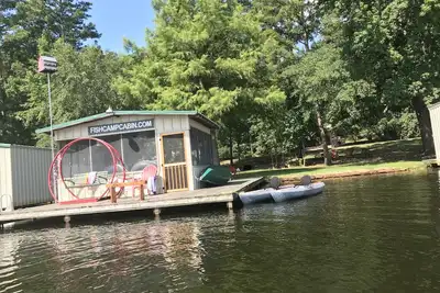 Image de Vintage Fish Camp Cabin 4 personnes<br>Utilisation Gratuite du kayak, du canoë et du vélo! <br>RÉSERVATION Pour L'Automne!