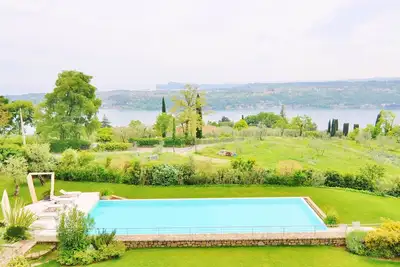 Image de Appartement de luxe dans un environnement prestine et calme avec piscine et vue sur le lac