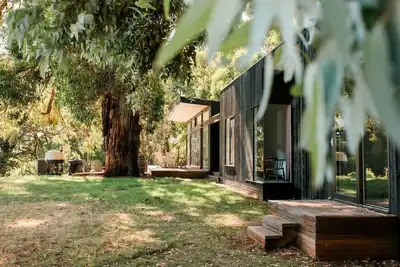 Image de Vigneron's Delight - Reculez-vous face aux vignes et profitez d'un coup de tennis!