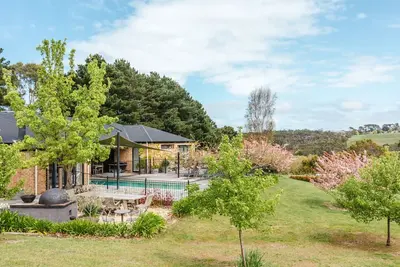 Image de The Lakehouse - Grande maison familiale avec piscine et court de tennis
