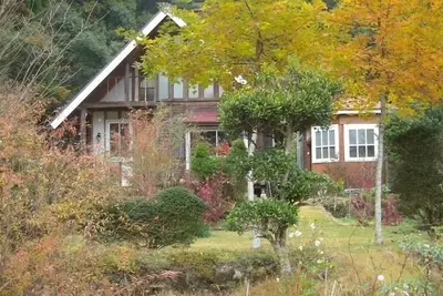 Image de Journal fait main et maison d'hĂ´tes dans un grand jardin avec pelouse