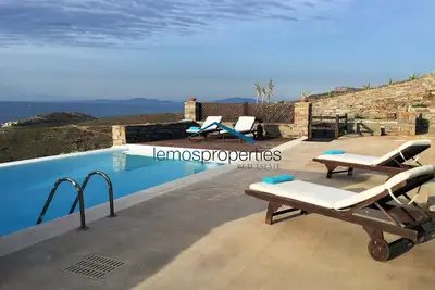 Image de Villa de 120m2 avec piscine et superbe vue mer idéale pour se détendre