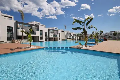 A louer: Penthouse Casa Esmeralda avec grande terrasse sur le toit, vue mer et piscine.