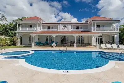 Image de Villa de plage de luxe offrant une vue imprenable sur la mer et une piscine privée