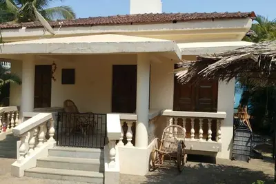 Image de Détaché 2 chambres 2 salles de bain Bungalow avec patio privé, jardins et très grande piscine