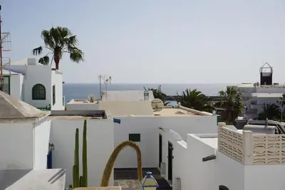 Image de Chalana House : lumière, terrasse et vue sur mer à 100m de la plage