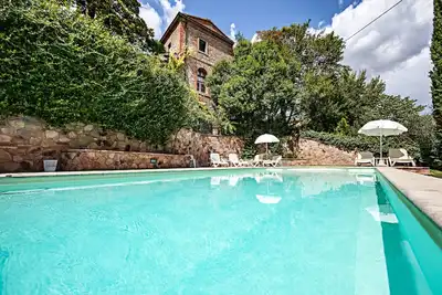 Image de Bel appartement de caractère avec jardin privé, piscine et parking