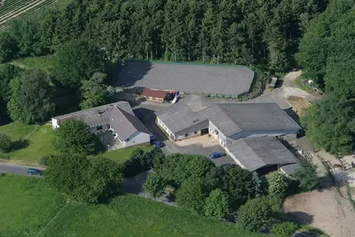 Image de En Drachenfelser-Ländchen à la périphérie de la maison multi-familiale