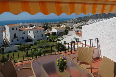 Image de Grand appartement penthouse avec vue imprenable sur la ville jusqu'à la mer