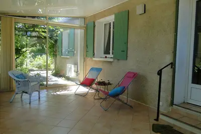 Image de 'La Petite Maison' charme provençal, centre ville, environnement calme, protégé