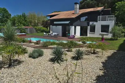 Image de Belle maison au calme avec piscine