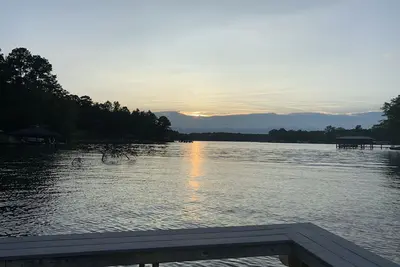 Image de Spacieuse maison au bord du lac sur Calme Deep Water Cove avec une vue imprenable!