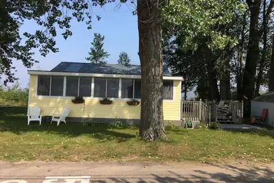 Image de Venez vous détendre dans ce spacieux chalet de 3 chambres, vue sur le lac des deux côtés.