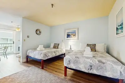 Image de Condo w / balcon, piscine saisonnière / sauna / table de billard et emplacement piétonnier!