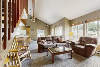 Image de Condo confortable avec poêle à bois, bain à remous partagé, piscines et tennis - à proximité du centre-ville!