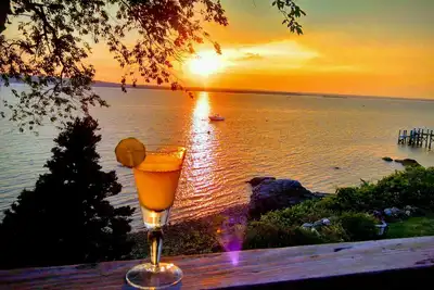 Image de Bright Waterfront Home avec plage et amarre