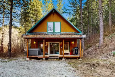 Image de Cabane Creekside sur 5 acres avec pont et bain à remous, près de Leavenworth - chiens Ok!