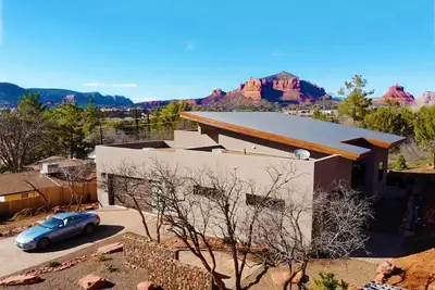 Image de Superbe maison de 3 chambres, 2 salles de bain avec vue sur Bell Rock et Castle Rock