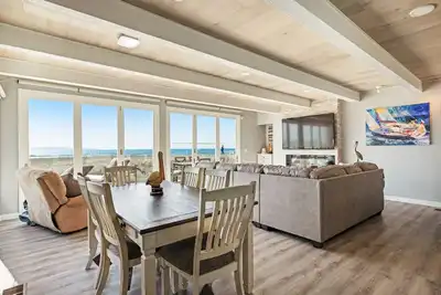 Image de Accueil riverain magnifique w / un bain à remous privé, foyer au gaz, et accès à la plage