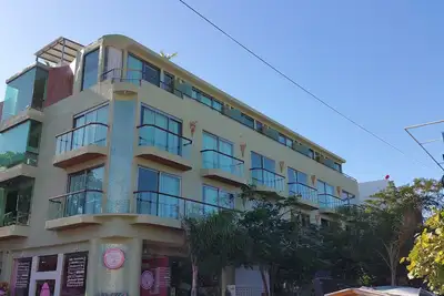 Image de 5th Ave Studio, 2 blocs de la plage, wifi, piscine, parking proche de tout!