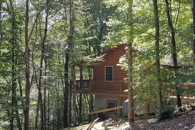 Image de Des rapides apaisants attendent à Buck Creek Cabin, près de Fancy Gap, en Virginie, près de Parkway / I-77