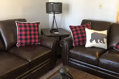 Image de Propre & Cosy Lodge Nouvellement MEUBLÉ! Intérieur / Piscine extérieure / Spa / Rivière /. 4km faire du ski