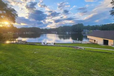 Image de Nouvelle Listing- 7 Br, 4 Bath Lake Front Home Avec Boathouse