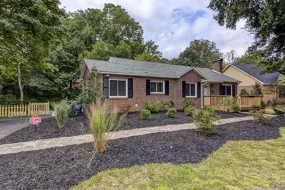 Image de 2 chambres 1 salle de bain située dans un quartier très agréable et calme