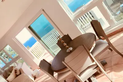 Image de Au sommet d'une falaise, juste rénové, avec une vue à 180 degrés sur l'océan, à 5 minutes de la plage!