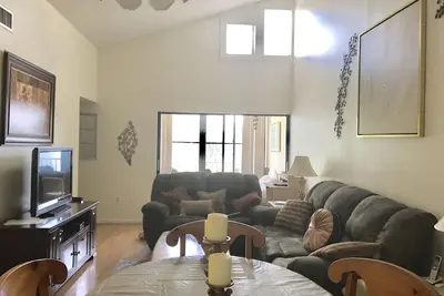 Image de Maison à l'écart de la maison Luxury 2 bed / 2bath Country Club Condo