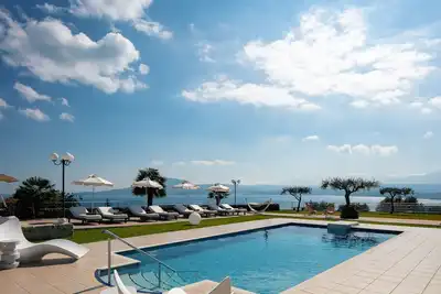 Image de Vues imprenables sur la mer et intimité totale à côté des plages de Marathi et de Loutraki!