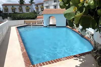 Image de 2 piscines et plage - Soldes d'été!