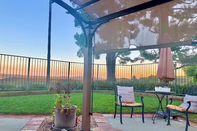 Image de Entièrement meublé 1650 pieds carrés Maison moderne récemment rénovée avec des vues spectaculaires