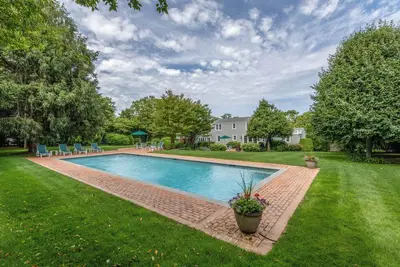 Image de Sud de Old Montauk Highway, dans le village de Southampton avec piscine chauffée