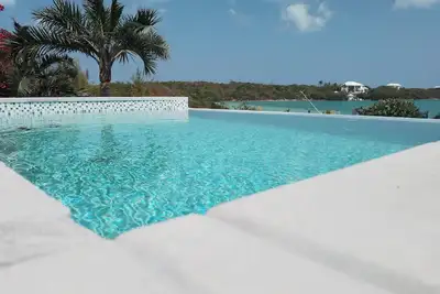 Image de Villa avec piscine à débordement / vue sur l'océan / rabais pour bateau&voiture