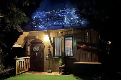 Image de cabine de l'éclipse twilight, sentier privé à la crique, foyer avec bois