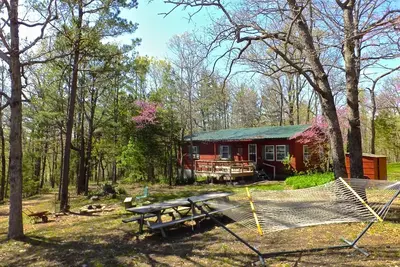 Image de Scenic Indian House Bluff Cottage est isolé au-dessus de la vallée de la rivière Gasconade