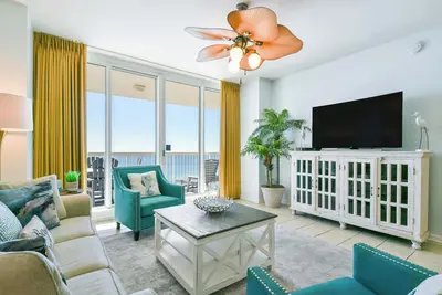 Image de Condo haut de gamme modernisé en bord de mer avec balcon privé!