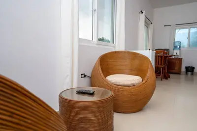 Image de Studio spacieux avec lit King Size et vue sur la piscine, accès Internet sans fil Wifi Nouveau