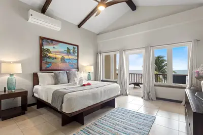 Image de Maison de plage de luxe en bord de mer, 4 chambres / 4. 5 salles de bain, piscine, près de Placencia, Superbe!